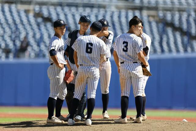 北越-中越 6回表、ピンチでマウンドに集まる北越ナイン=ハードオフ・エコスタジアム