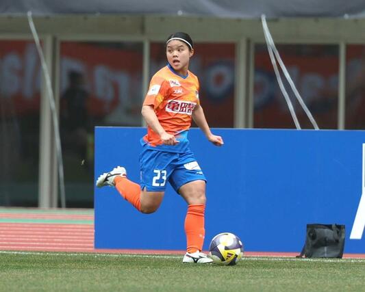 新潟Ｌ－大宮　前半、サイドを攻め上がるＦＷ山本結菜＝デンカビッグスワン