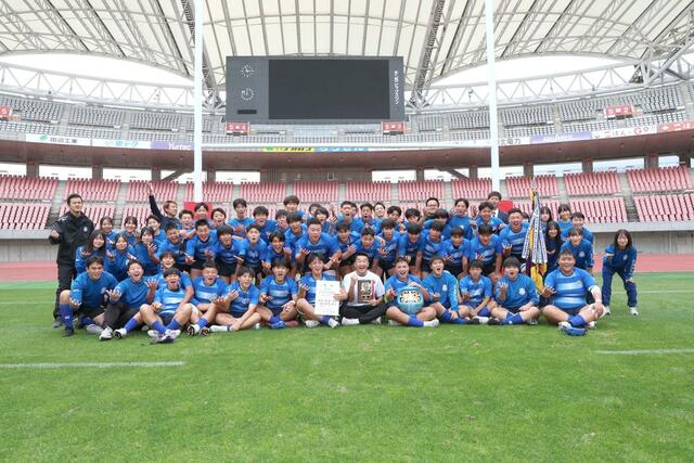 優勝し記念撮影する北越の選手やマネジャーら＝ビッグスワン