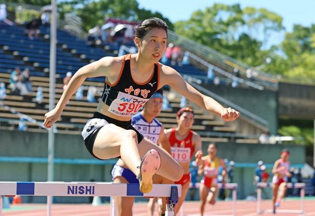 女子４００メートル障害決勝　８位となった山賀凪（十日町）