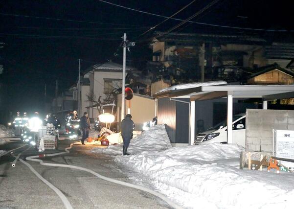 住宅を焼いた火災現場=2月9日、新潟市東区月見町