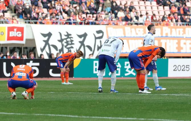 新潟-G大阪 試合終了の笛を聞き、肩を落とす新潟の選手=ビッグスワン