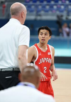 男子バスケットボール 日本-ドイツ コートサイドでホーバス監督と話す富樫勇樹=27日、リール