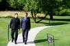 フランスのマクロン大統領(右)と話すウクライナのゼレンスキー大統領=16日、フランス東部エビアン(共同)