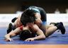 男子グレコローマン72キロ級決勝 上垣勇二(下)を攻める本名一晟=代々木第二体育館