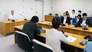 新潟水俣病の早期解決へ向け、新潟市議会市民厚生委員会で請願陳述する新潟水俣病共闘会議の高野秀男幹事長=10月1日、新潟市役所