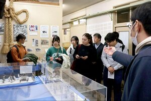市民俗資料館を見学する筑波大の学生ら＝加茂市加茂
