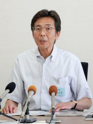 静岡県熱海市で開かれた定例記者会見で、大規模土石流の復旧工事について話す斉藤栄市長=30日午前