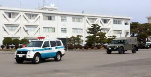 列を組んで走行する警察車両と自衛隊車両=新発田市大手町6