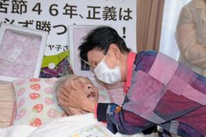 原口アヤ子さん(左)と面会する袴田ひで子さん=15日午前、鹿児島県(代表撮影)