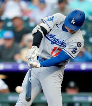 ロッキーズ戦の2回、44号ソロを放つドジャース・大谷=デンバー(共同)