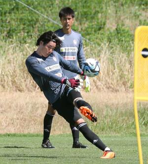 鹿島戦に向けて練習に打ち込むGK小島亨介=聖籠町