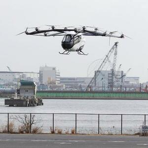 　デモ飛行するスカイドライブの機体＝２４日午前、東京都江東区