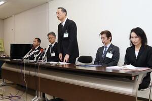 上越市の直江津南小学校で給食配膳時に異物が混入したことを受け、会見する市教委