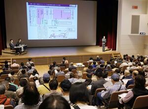 新潟市が能登半島地震の被災者向けに初めて開いた説明会=4月27日、新潟市西区鳥原