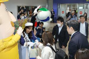 トキエア仙台線で新潟空港に到着し、歓迎を受ける乗客ら=4月26日、新潟空港
