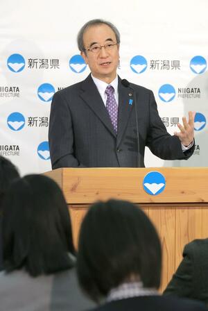 定例会見を行う花角英世知事=4月3日、県庁