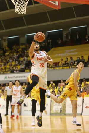 香川-新潟 第2クオーター、カイル・ハントがレイアップシュート=28日、高松市総合体育館