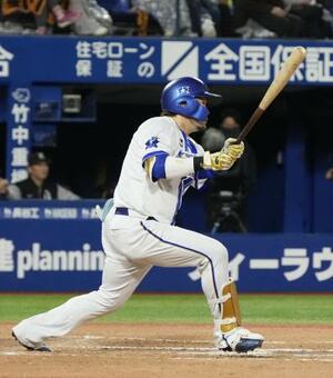 　１１回ＤｅＮＡ１死一、二塁、戸柱が中越えにサヨナラ二塁打を放つ＝横浜