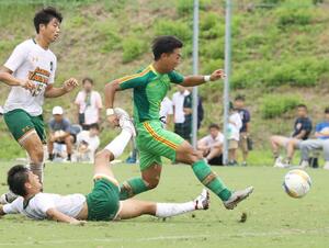 帝京長岡-青森山田 前半35分、帝京長岡のMF永井仁之が決め、1-1=福島県Jヴィレッジ