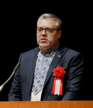 　講演するウクライナのルトビノフ駐日大使＝１１日午後、山口県下松市