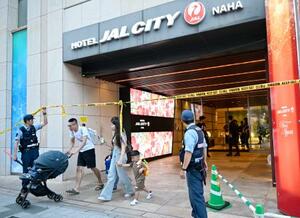 男性が刺されたホテル=8日午後6時21分、那覇市