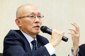 提訴後に記者会見する高羽悟さん=30日午後、名古屋市