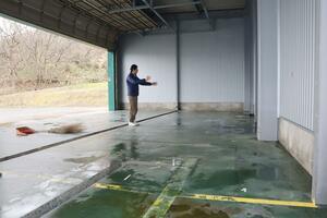 カネダイ川崎商店がビール工場とパブを設置する建物。元々は運送業者の倉庫と事務所だった=村上市