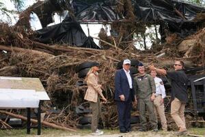 11日、米テキサス州カー郡カービルの被災地を視察するトランプ大統領(左から2人目)(AP=共同)