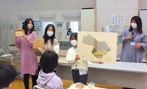 大浦小で行われた下田ぱるた贈呈式=三条市上大浦