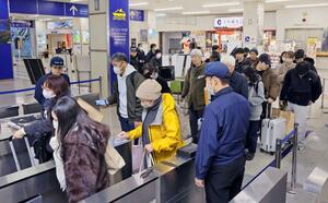 佐渡汽船新潟港ターミナルから佐渡に向かう乗客。運賃値上げで、観光への影響が懸念される=23日、新潟市中央区