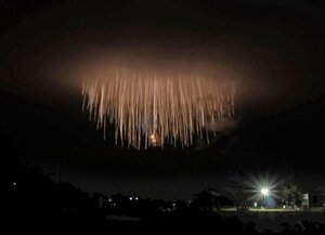 津南町下船渡の中津川運動公園から臨む正三尺玉。もやの影響で一部しか見えなかった