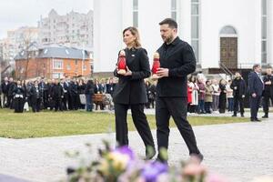ウクライナの首都キーウ近郊ブチャで行われた式典に出席するゼレンスキー大統領(右)と妻オレナさん=3月31日(大統領府提供・ロイター=共同)