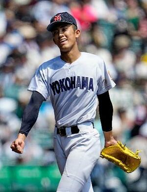 津田学園を完封し、笑顔を見せる横浜・織田=甲子園