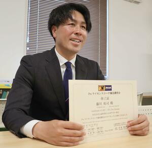 プロライセンスを取得した上越高サッカー部の藤川祐司監督＝上越市