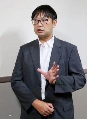 会合を終え、記者団の取材に応じる外部有識者で弁護士の所寿弥氏=31日午後、名古屋市役所