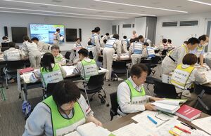図上訓練に臨んだ新発田市の職員=新発田市役所