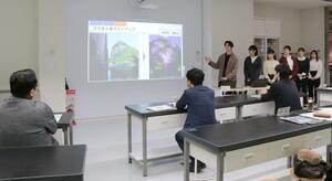 三条市の地域活性化に向けた政策を提言する学生=三条市元町