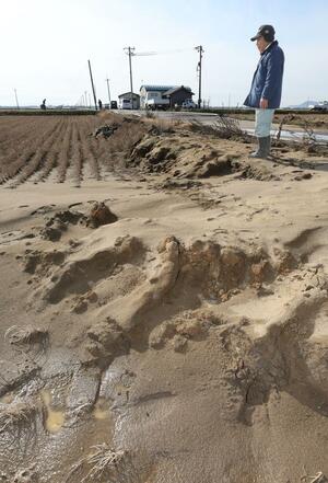 能登半島地震で土砂が流れ込んだ田んぼ=1月31日、新潟市西蒲区巻甲