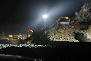 土砂の撤去作業が始まった国道8号の土砂崩れ現場。作業は夜も行われた=1月3日、上越市茶屋ケ原