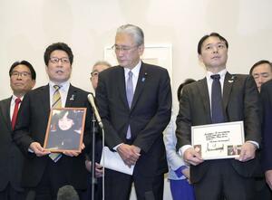 米ワシントンへの出発前に記者会見する(前列左から)被害者家族会の横田拓也さん、古屋元拉致問題相、飯塚耕一郎さんら=29日午前、羽田空港