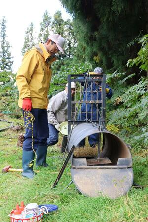 わなを仕掛ける猟友会員＝湯沢町土樽