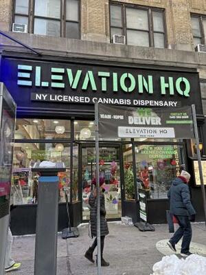 　ニューヨーク・マンハッタンにある州認可の大麻販売店＝２月（共同）　