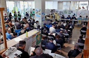 　大分市佐賀関で避難者を対象に開かれた説明会＝２日午後（大分市提供）