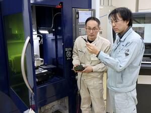 金属接合の技術を検討するミズホの山田崇史課長(右)と県工業技術総合研究所のスタッフ