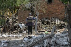 　ロシアによるミサイル攻撃を受けたウクライナ東部ハルキウ州で、作業する住人＝９日（ゲッティ＝共同）
