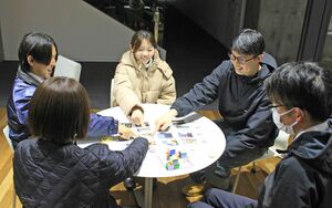 製作したボードゲーム「ツバメピクチャーズ」で交流する、燕ジョイ活動部のメンバーら=燕市役所