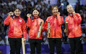 フェンシング女子サーブル団体で銅メダルを獲得した(左から)福島史帆実、高嶋理紗、尾崎世梨、江村美咲=パリ(共同)