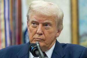 6日、ワシントンで記者会見するトランプ米大統領(AP=共同)