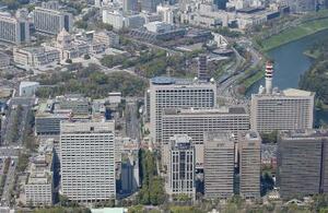 　霞が関の官庁街（手前）。左奥は国会議事堂＝２０１６年、東京都千代田区